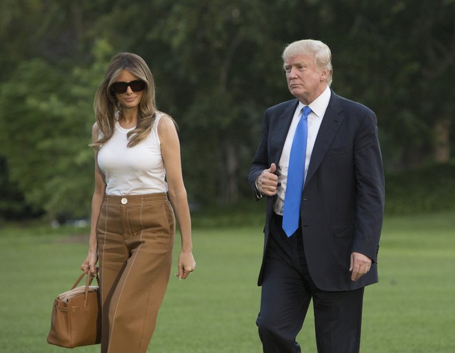 Loạt trang phục gây chú ý của bà Melania Trump: Bộ được khen nức nở, bộ lại bị chê không thương tiếc - Ảnh 17.