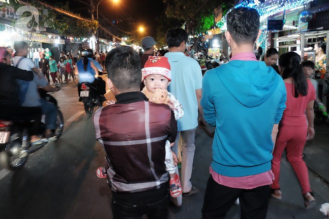 Sợ đ&ocirc;ng đ&uacute;c ở trung t&acirc;m, nhiều người đổ về x&oacute;m đạo lớn nhất S&agrave;i G&ograve;n, b&atilde;i xe tự ph&aacute;t hốt bạc m&ugrave;a Gi&aacute;ng sinh - Ảnh 1.