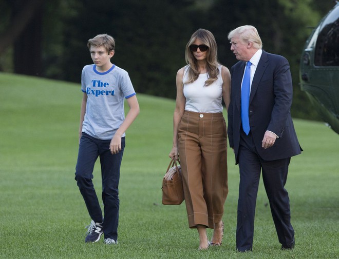 Loạt trang phục gây chú ý của bà Melania Trump: Bộ được khen nức nở, bộ lại bị chê không thương tiếc - Ảnh 18.