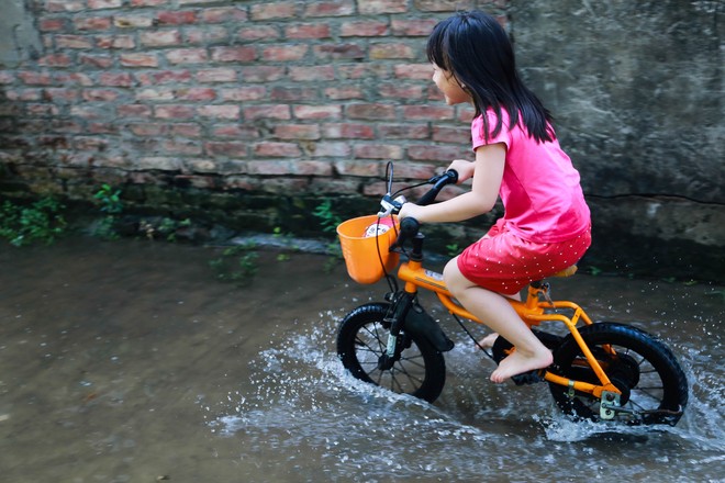Con ngõ ngập đầy nước cống cho dù Hà Nội có nóng hơn 40 độ C - Ảnh 12.