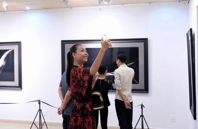 Nhiều cặp đôi Sài Gòn đến “rửa mắt” tại triển lãm ảnh nude đầu tiên ở Việt Nam: Thích thú nhưng… chưa đã - Ảnh 14.