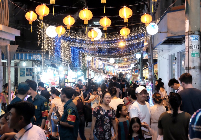 Giữ xe phố lồng đèn Sài Gòn hốt bạc triệu mỗi ngày, tận dụng luôn trẻ con ra bắt khách - Ảnh 1.