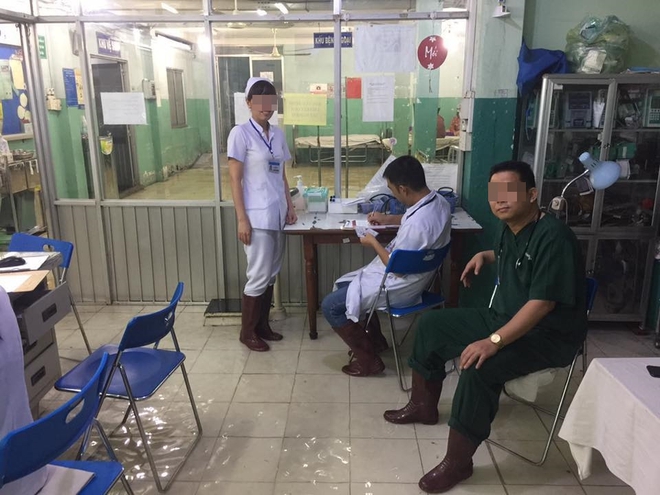 Mưa lớn khủng khiếp ở Sài Gòn: Bệnh viện hóa thành sông, bác sĩ mang ủng trực cấp cứu cho bệnh nhân lúc nửa đêm - Ảnh 3.