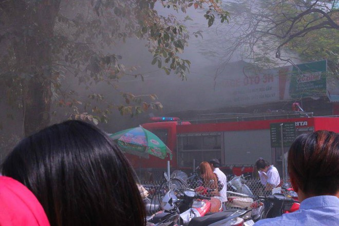 Hà Nội: Cháy lớn ở garage ô tô trên đường Ngụy Như Kon Tum, khói đen bốc lên nghi ngút, từ xa cũng nhìn thấy - Ảnh 4.
