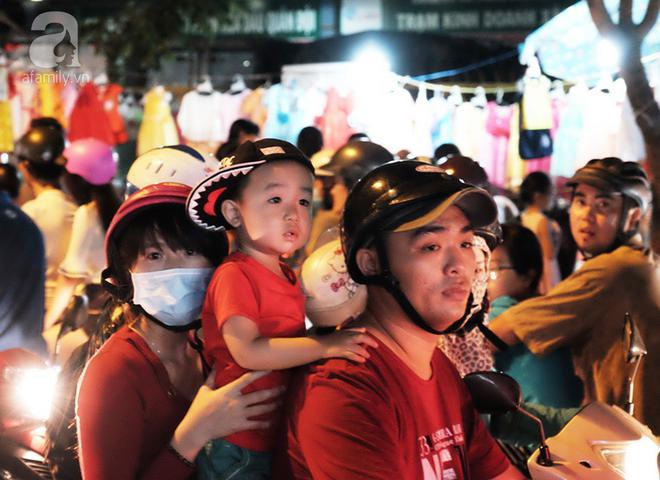 Sợ đ&ocirc;ng đ&uacute;c ở trung t&acirc;m, nhiều người đổ về x&oacute;m đạo lớn nhất S&agrave;i G&ograve;n, b&atilde;i xe tự ph&aacute;t hốt bạc m&ugrave;a Gi&aacute;ng sinh - Ảnh 2.