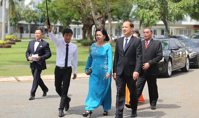 Mẹ chồng đại gia trực tiếp đi đón con dâu Hoa hậu Đặng Thu Thảo - Ảnh 3.