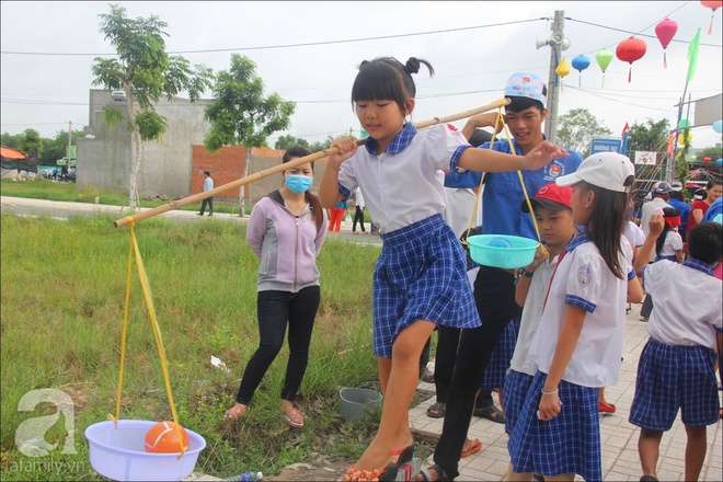 Trẻ em vùng quê đội nắng, thích thú khi được xem phim, chơi trò chơi miễn phí - Ảnh 13.