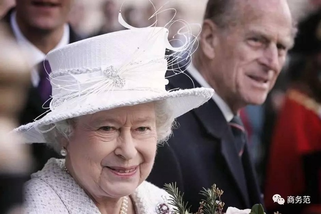 Nữ hoàng Anh: Trang phục thì thay đổi như tắc kè hoa nhưng phụ kiện thì nhất nhất chỉ chọn những hãng này - Ảnh 12.