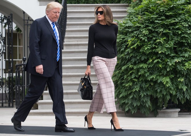 Loạt trang phục gây chú ý của bà Melania Trump: Bộ được khen nức nở, bộ lại bị chê không thương tiếc - Ảnh 21.