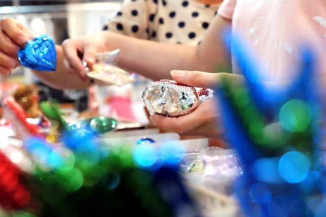 Cận ngày Giáng sinh, trái châu nhập khẩu từ Mỹ tiền triệu vẫn tấp nập người mua tại “chợ Noel” nổi tiếng Sài Gòn - Ảnh 7.