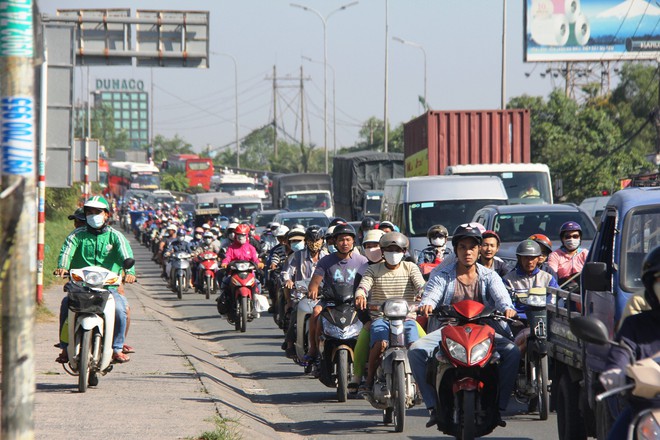 TP.HCM: Bến xe vắng khách, đường phố thông thoáng ngày cận Tết dương lịch 2018 - Ảnh 17.