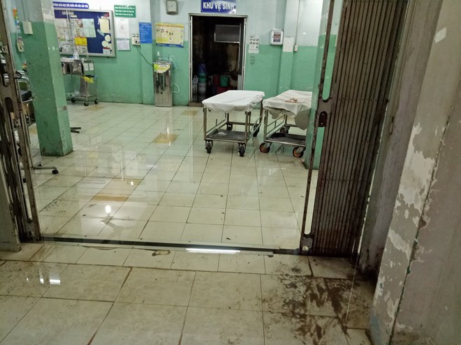 Mưa lớn khủng khiếp ở Sài Gòn: Bệnh viện hóa thành sông, bác sĩ mang ủng trực cấp cứu cho bệnh nhân lúc nửa đêm - Ảnh 6.