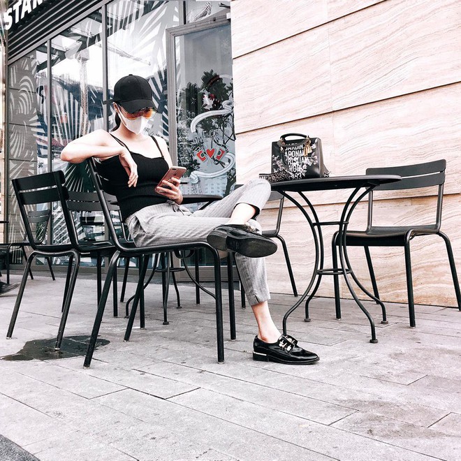Street style tuần này: Angela Phương Trinh diện váy ôm già chát, Kỳ Duyên nổi bật vì dát hàng hiệu từ đầu tới chân - Ảnh 5. Street style tuần này: Angela Phương Trinh diện váy ôm già chát, Kỳ Duyên nổi bật vì dát hàng hiệu từ đầu tới chân - Ảnh 5.
