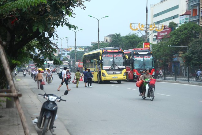 Người dân lại xếp hàng mua vé xe, rồng rắn về quê nghỉ lễ 2/9 - Ảnh 5.