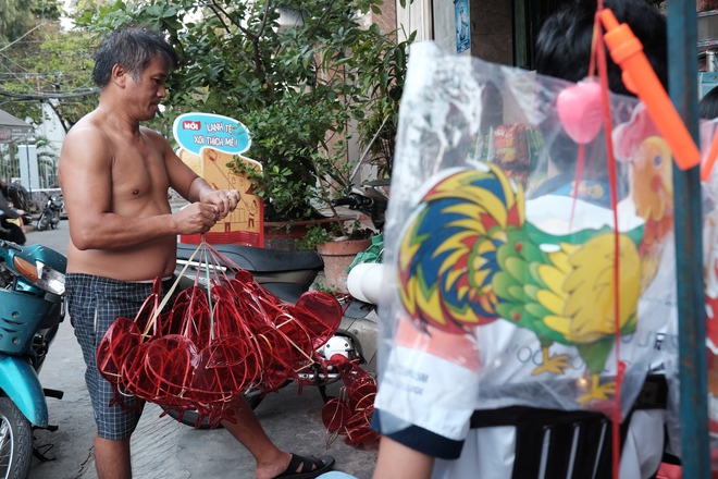 Xóm lồng đèn xưa nhất Sài Gòn vào mùa, bán hàng ngàn chiếc cho khách dịp Trung thu - Ảnh 14.