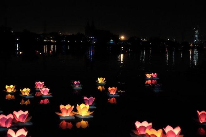 Mặc mưa lớn, hàng trăm người Sài Gòn rủ nhau đi thả hoa đăng nửa đêm mùa Vu Lan báo hiếu - Ảnh 16.