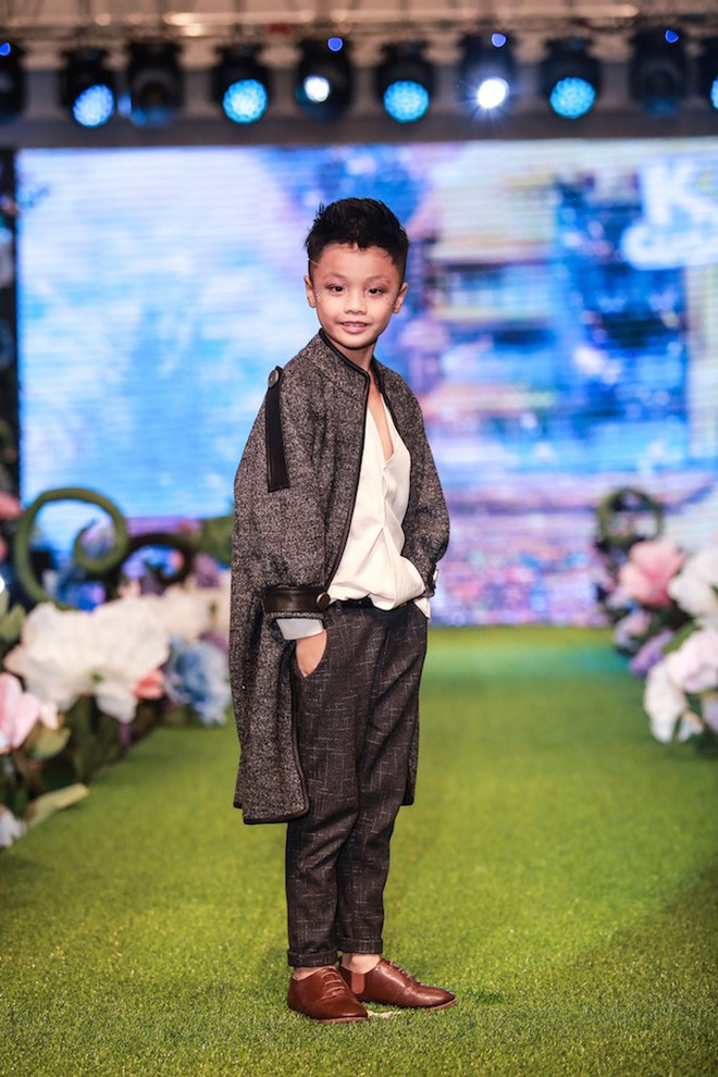 Thiên Ân - cậu bé sinh non chỉ nặng 1,2kg làm mặt ngầu, tự tin trình diễn thời trang trên sàn catwalk - Ảnh 7.