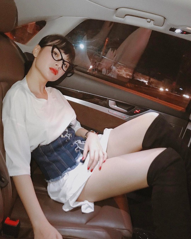 Ngọc Trinh khoe lưng trần mướt mắt ai nhìn cũng mê, Phạm Hương lại trung thành với style kín cổng cao tường suốt tuần qua - Ảnh 11.