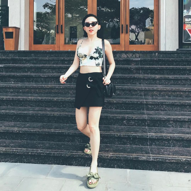 Ngọc Trinh khoe lưng trần mướt mắt ai nhìn cũng mê, Phạm Hương lại trung thành với style kín cổng cao tường suốt tuần qua - Ảnh 10.