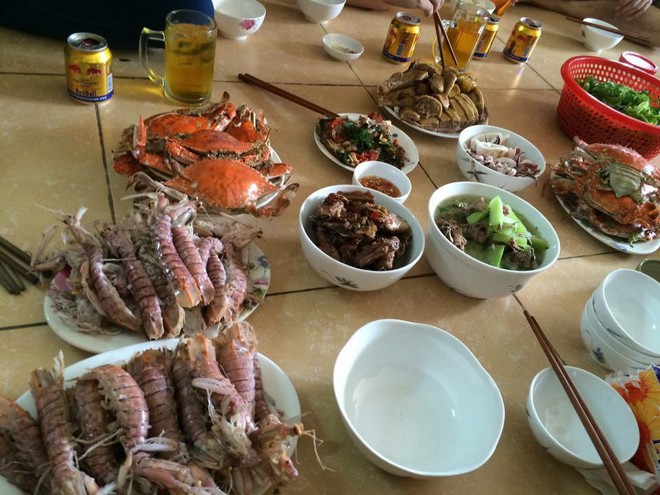 Các mẹ khoe mâm cơm choảng nhau chan chát, nhà tôm hùm to hơn cái thớt, nhà đậu phụ trứng rán lèo tèo - Ảnh 10.