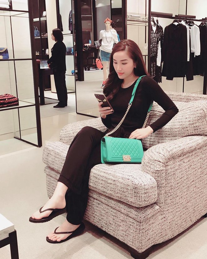 Ngọc Trinh khoe lưng trần mướt mắt ai nhìn cũng mê, Phạm Hương lại trung thành với style kín cổng cao tường suốt tuần qua - Ảnh 24.