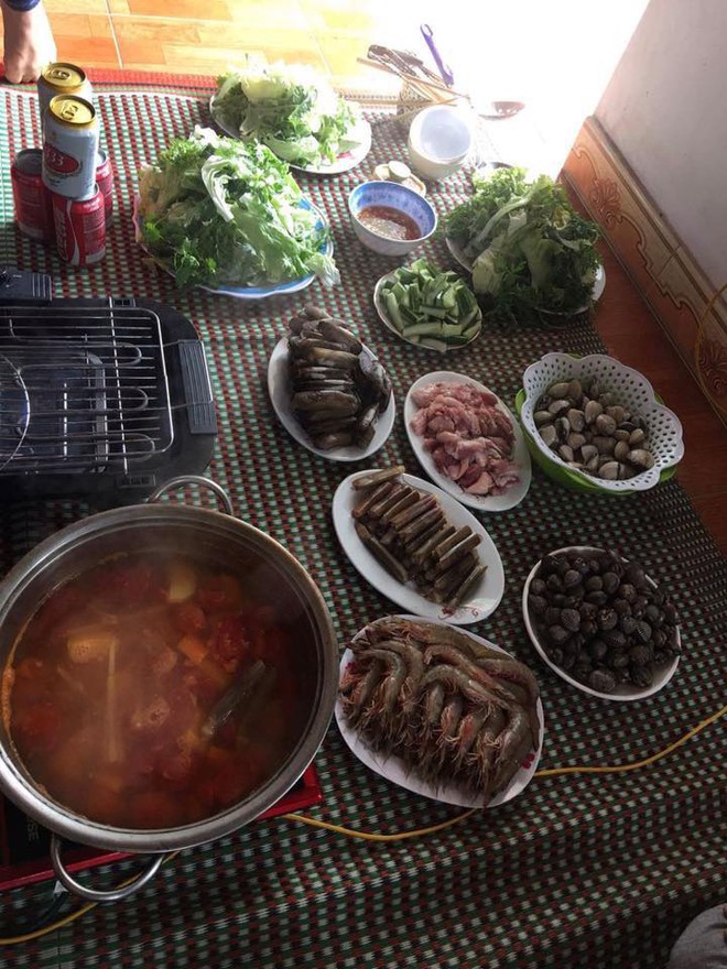 Các mẹ khoe mâm cơm choảng nhau chan chát, nhà tôm hùm to hơn cái thớt, nhà đậu phụ trứng rán lèo tèo - Ảnh 11.