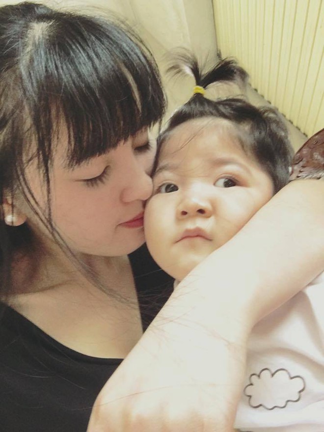 Em bé Lào Cai Yến Nhi đã tròn 2 tuổi, đáng yêu như thiên thần trong tiệc sinh nhật hồng - Ảnh 10.