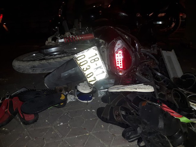 Hà Nội: Nữ tài xế lái ô tô tông đổ cột điện và lao vào xe máy khiến 2 người nhập viện - Ảnh 6.