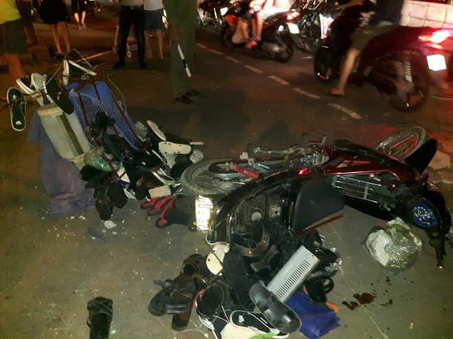 Hà Nội: Nữ tài xế lái ô tô tông đổ cột điện và lao vào xe máy khiến 2 người nhập viện - Ảnh 7.