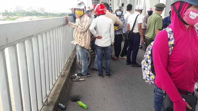 Thanh niên nhảy cầu Thăng Long để lại vỏ chai thuốc diệt cỏ giữa lúc trời nắng nóng - Ảnh 1.