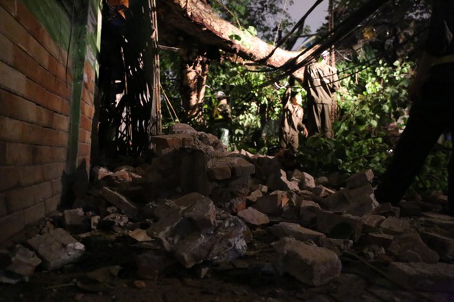 Hà Nội: Sau trận mưa lớn, cành cây cổ thụ bị gãy, rơi trúng 2 người khiến nhập viện - Ảnh 2.