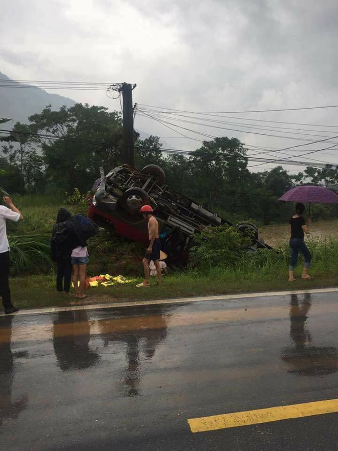 Hà Giang: Xe khách 24 chỗ lao xuống ruộng rồi lật ngửa, nhiều người bị thương - Ảnh 3.