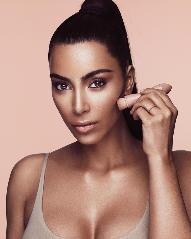 Ra đường có thể quên đánh son, chứ sản phẩm tạo khối thì Kim Kardashian không bao giờ quên  - Ảnh 7.