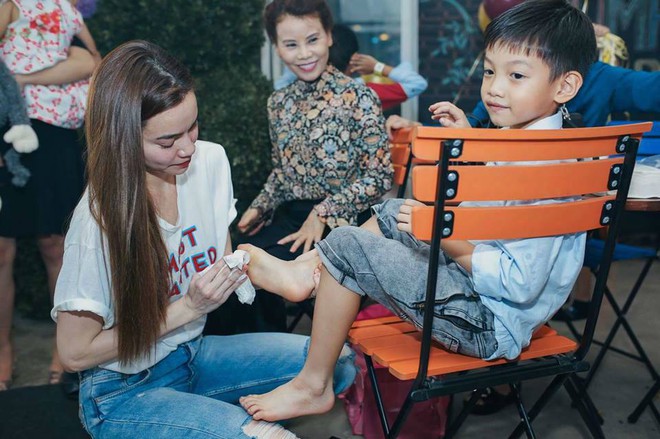 Hồ Ngọc Hà cúi người rửa chân cho con trai nhân dịp sinh nhật 7 tuổi - Ảnh 1.