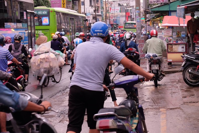 Mưa như trút suốt hơn 2 giờ, người Sài Gòn bì bõm lội nước trở về nhà giờ tan tầm - Ảnh 17.