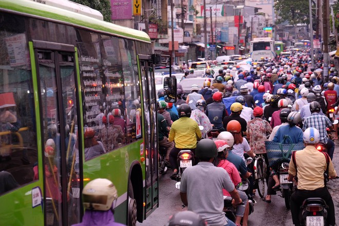 Mưa như trút suốt hơn 2 giờ, người Sài Gòn bì bõm lội nước trở về nhà giờ tan tầm - Ảnh 13.