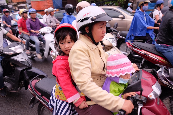 Mưa như trút suốt hơn 2 giờ, người Sài Gòn bì bõm lội nước trở về nhà giờ tan tầm - Ảnh 18.