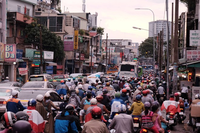 Mưa như trút suốt hơn 2 giờ, người Sài Gòn bì bõm lội nước trở về nhà giờ tan tầm - Ảnh 14.