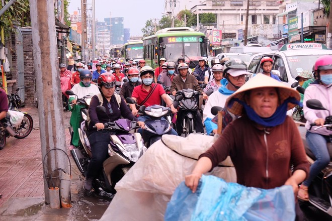 Mưa như trút suốt hơn 2 giờ, người Sài Gòn bì bõm lội nước trở về nhà giờ tan tầm - Ảnh 15.