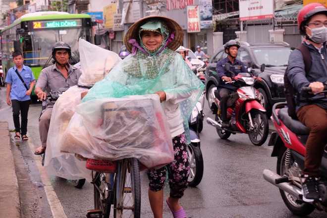 Mưa như trút suốt hơn 2 giờ, người Sài Gòn bì bõm lội nước trở về nhà giờ tan tầm - Ảnh 19.