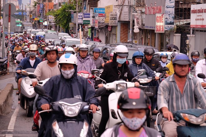 Mưa như trút suốt hơn 2 giờ, người Sài Gòn bì bõm lội nước trở về nhà giờ tan tầm - Ảnh 16.