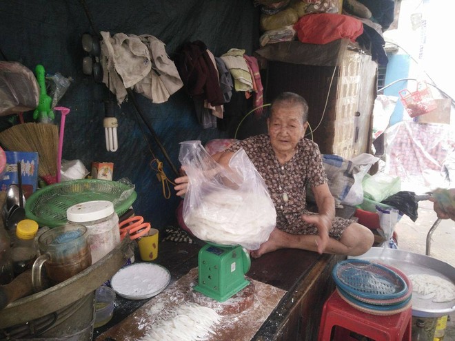 Không nhà cửa, mẹ già gần 100 tuổi tối ngủ ngoài vỉa hè, sáng làm bánh tằm bán kiếm tiền nuôi hai con bệnh tật - Ảnh 12.