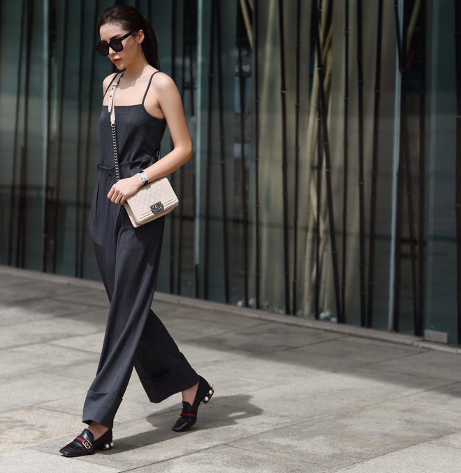 Chẳng nói chẳng rằng, sao Việt rủ nhau mặc toàn đồ đen - trắng trong street style tuần này - Ảnh 1.