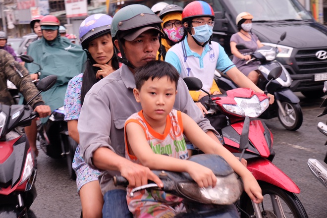 Mưa như trút suốt hơn 2 giờ, người Sài Gòn bì bõm lội nước trở về nhà giờ tan tầm - Ảnh 20.