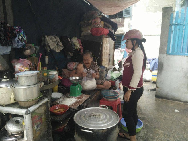 Không nhà cửa, mẹ già gần 100 tuổi tối ngủ ngoài vỉa hè, sáng làm bánh tằm bán kiếm tiền nuôi hai con bệnh tật - Ảnh 13.