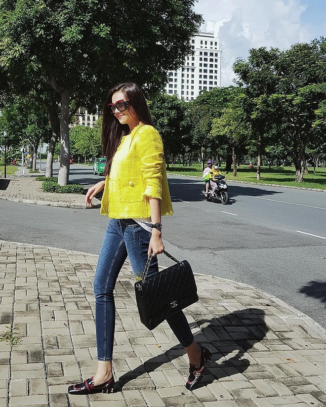 Kỳ Duyên trắng muốt, Ngọc Trinh trẻ như nữ sinh tận hưởng chuyến du lịch hè trong street style tuần qua - Ảnh 4.