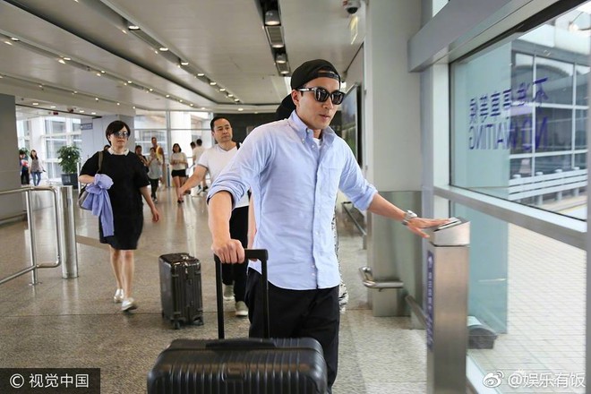 Lưu Khải Uy hồ hởi ra sân bay đón bố mẹ vợ sang sinh nhật cháu gái - Ảnh 6.