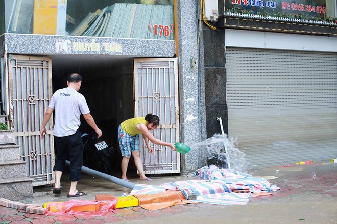 Ảnh hưởng của hoàn lưu bão số 2, Hà Nội mưa lớn, nhiều khu phố đã bị ngập - Ảnh 14.