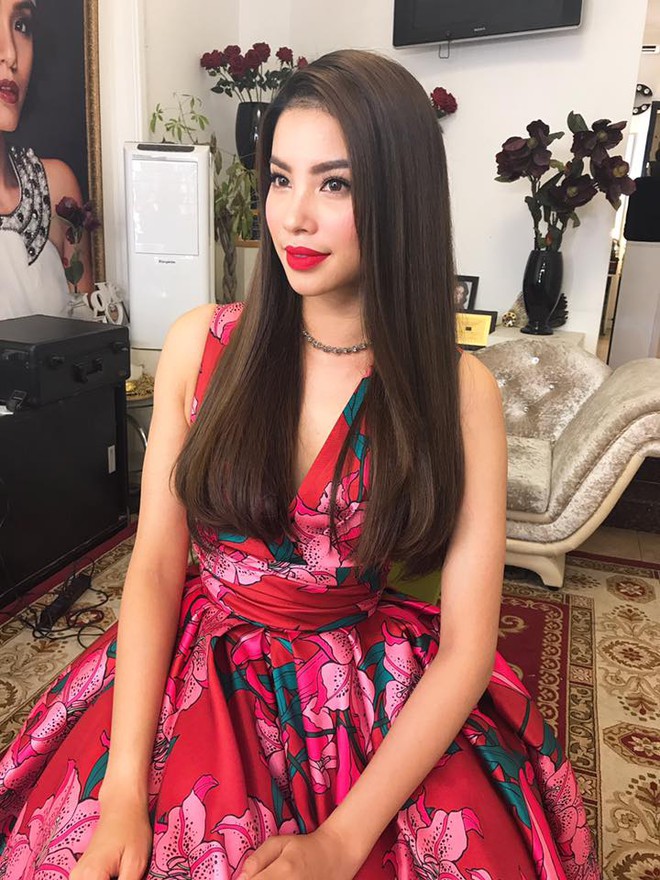 Hoa hậu Phạm Hương bị ném mắm tôm và sơn trong ngày khai trương - Ảnh 1.