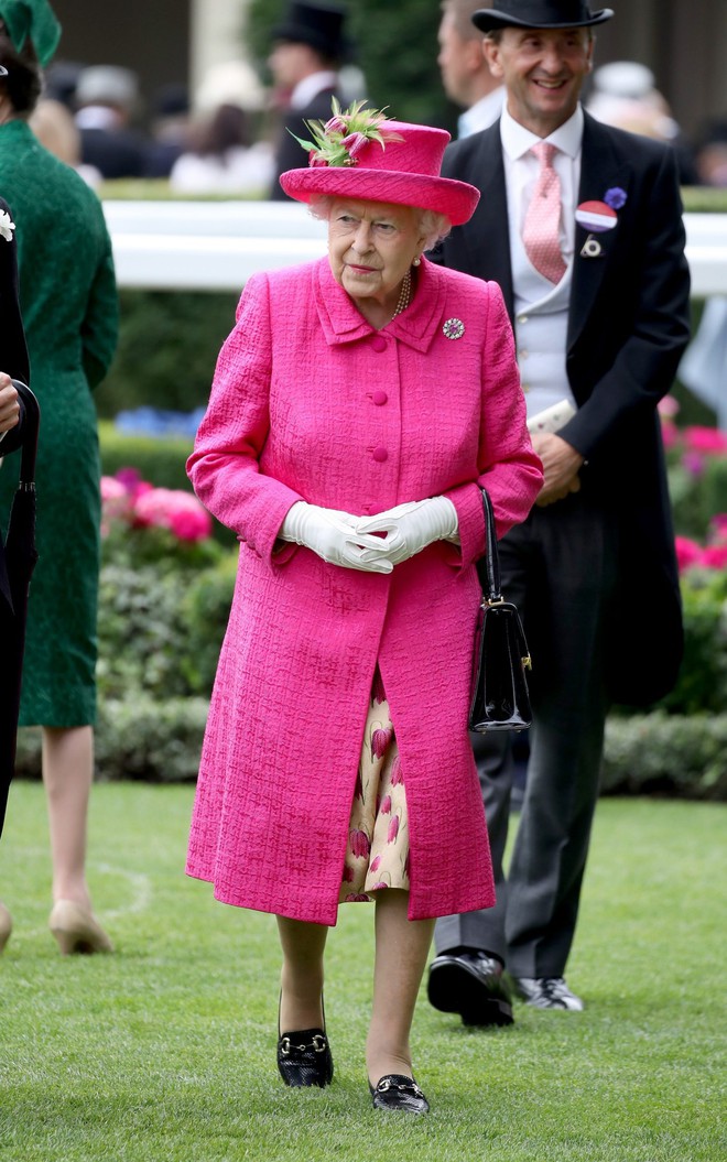 Những quy tắc hoàng gia nghiêm ngặt đằng sau trang phục chóe lọe của Nữ hoàng Anh - Ảnh 2.